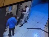 شاهد بالفيديو.. شاب سعودي ينقذ طفلًا ابتلغ قطعة بلاستيك وتسببت في إصابته باختناق