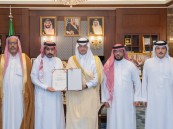 محافظ الأحساء يكرّم مواطنًا تبرع بإحدى كليتيه لأخيه
