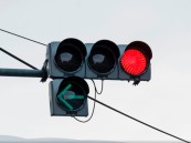 المرور يوضح: تجنب هذه التصرفات عند الإشارات الضوئية