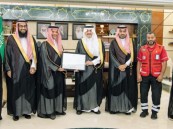 أمير الشرقية يستقبل رئيس هيئة الهلال الأحمر السعودي.. ويتسلّم شهادة امتثال الإمارة لمشروع “معاذ”