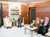 أمير الشرقية يكرم مُواطِنِينَ لإخمادهما حريقًا في محل تجاري بالجبيل