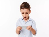 الخضيري: “لا تتركوا أطفالكم للأجهزة.. تأخر النطق يبدأ من العزلة”