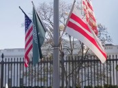 شاهد بالفيديو.. الأعلام السعودية تزين ساحة البيت الأبيض استعداداً لاستقبال ولي العهد