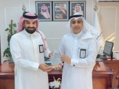 مدير مكتب البيئة بالأحساء يكرّم المهندس محمد الفهيد لحصوله على لقب “الموظف الكفو”