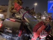 حادث مروّع في حي أحد بالدمام.. سقوط رافعة بناء على مركبة ونجاة السائق
