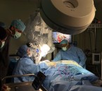 مستشفى الجبر ينجح في إجراء أول عملية زراعة قوقعة باستخدام النظام الروبوتي المتطور