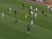 لحظة تاريخية.. حارس الطائي “دغريري” يسجل هدف التعادل في الثواني الأخيرة أمام الرائد