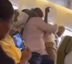 بالفيديو.. أب يهدّئ ابنه المصاب بالتوحد أثناء إقلاع الطائرة ويخطف تعاطف مستخدمي السوشيال