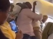 بالفيديو.. أب يهدّئ ابنه المصاب بالتوحد أثناء إقلاع الطائرة ويخطف تعاطف مستخدمي السوشيال