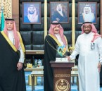 أمير المنطقة الشرقية يكرّم جمعية أرام لرعاية الأيتام بالعيون