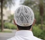 «الطاقية الحساوية».. هوية متجددة تُحاك بخيوط الكروشيه