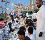 مائدة واحدة وقلب واحد.. إفطار أهالي الجفر يعزز أواصر الأخوة (صور)
