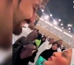 بالفيديو| أمام الكعبة.. زوجة تطلب من زوجها القسم بعدم خيانتها والأخير يرفض