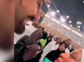 بالفيديو| أمام الكعبة.. زوجة تطلب من زوجها القسم بعدم خيانتها والأخير يرفض