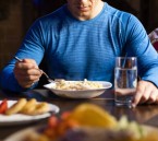 تحذير طبي: تناول الطعام بسرعة يرفع خطر السمنة وأمراض القلب 3 أضعاف