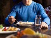 تحذير طبي: تناول الطعام بسرعة يرفع خطر السمنة وأمراض القلب 3 أضعاف