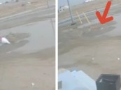 غرق الطفل للحظات.. فيديو يوثق شجاعة شاب أنقذ طفلًا بعد سقوطه في حفرة مغمورة بالمياه