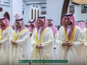 أمير الشرقية يؤدي صلاة عيد الفطر مع جموع المصلين في الدمام