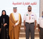 محافظ الأحساء يقلّد أول قائدة كشفية بالشرقية الشارة الخشبية 