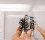 حقيقة أم خرافة؟.. أطباء الجلدية يحسمون الجدل حول غسل الشعر وعلاقته بالصلع والشيب