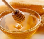العسل بديل صحي للسكر المكرر في المشروبات.. فوائد غذائية يحتاجها الجسم