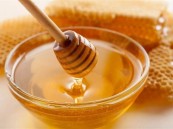العسل بديل صحي للسكر المكرر في المشروبات.. فوائد غذائية يحتاجها الجسم
