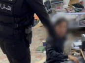 فيديو.. لحظة القبض على مقيمين بتهمة الاحتيال عبر إعلانات حج وهمي في مكة