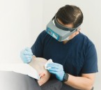عيادات زراعة الشعر تحت الرقابة.. حملات تفتيش مكثفة تلاحق المخالفين لحماية المرضى
