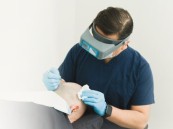 عيادات زراعة الشعر تحت الرقابة.. حملات تفتيش مكثفة تلاحق المخالفين لحماية المرضى