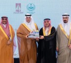 محافظ الأحساء يتسلّم مفتاح “المدينة العربية المسؤولة اجتماعيًا 2026”