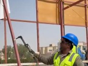 إزالة لوحات مخالفة في طرق الأحساء ضمن جهود تحسين المشهد الحضري