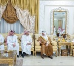 أمير الشرقية يقدم التعازي لأبناء الدكتور بكر بن عبدالله بن بكر في وفاة والدهم