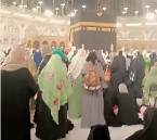 فيديو| «يارب يشوف كل الحريم ضفادع وسحالي».. دعاء طريف لزوجة مصرية أمام الكعبة