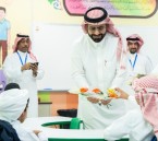 بمتابعة الأمير سعود بن طلال.. وكيل محافظة الأحساء يشارك الطلاب أول أيام العام الدراسي