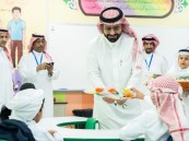 بمتابعة الأمير سعود بن طلال.. وكيل محافظة الأحساء يشارك الطلاب أول أيام العام الدراسي