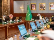 محافظ الأحساء يناقش خطط الطوارئ والاستعدادات الوقائية لموسم السيول