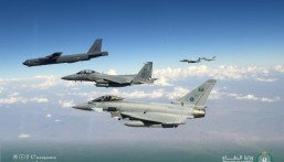 مقاتلات سعودية ترافق القاذفة الأمريكية “بي- 52” أثناء عبورها السعودية