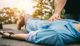 خالد النمر يحذر من خطأ شائع عند إغماء شخص: لا تحاول إخراج لسانه