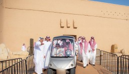 بالصور .. خادم الحرمين الشريفين يزور مقر إمارة منطقة الرياض وقصر المصمك