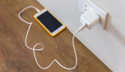 تحذيرات من خطورة شحن الجوال