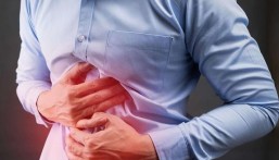 منها التهاب المفاصل وقرحة المعدة.. 4 أضرار لشرب الماء واقفاً