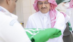 وزير التعليم يحتفي مع الطلاب بـ”يوم العلم” من أمام مبنى الوزارة