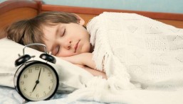 دراسة: تراجع مدة نوم الأطفال يتسبب في بطء نمو الدماغ