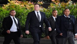 حراس يرافقون” ماسك” حتى إلى “الحمام”