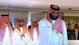 شاهد لحظة وصول ولي العهد إلى ملعب مباراة الهلال والوحدة.. ابتهاج وسعادة الحاضرين