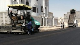 لرفع كفاءة الطرق.. أمانة الاحساء تواصل اعمالها لانجاز مشاريع سفلتة ” مخططات المنح “