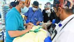 بالفيديو.. شاهد رد فعل والدي التوأم السيامي السوري بعد فصلهما