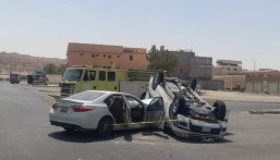 بالصور.. إصابة 4 أشخاص في حادث مروري مروع لسيارة ”هايلوكس” في العيون