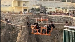 بالفيديو.. شاهد مقطع يحبس الأنفاس لجلسة معلقة في الباحة