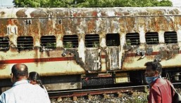 مأساة كبيرة.. مصرع 9 أشخاص إثر حريق في عربة قطار بالهند